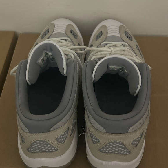 Jordan 🇯🇴 11 retro low size 12 white/ grey - Picture 4 of 4